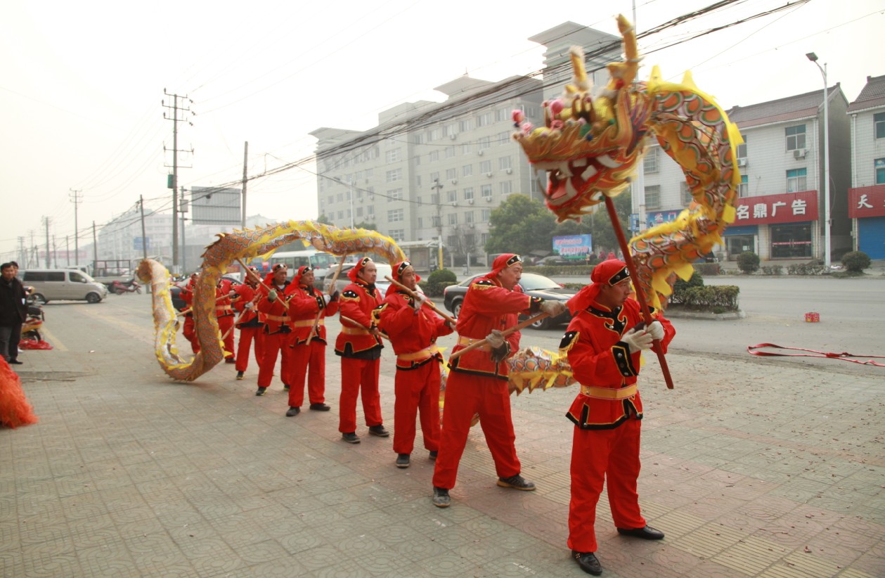 鑼鼓喧天拜新年 學(xué)習(xí)先進(jìn)作貢獻(xiàn)
