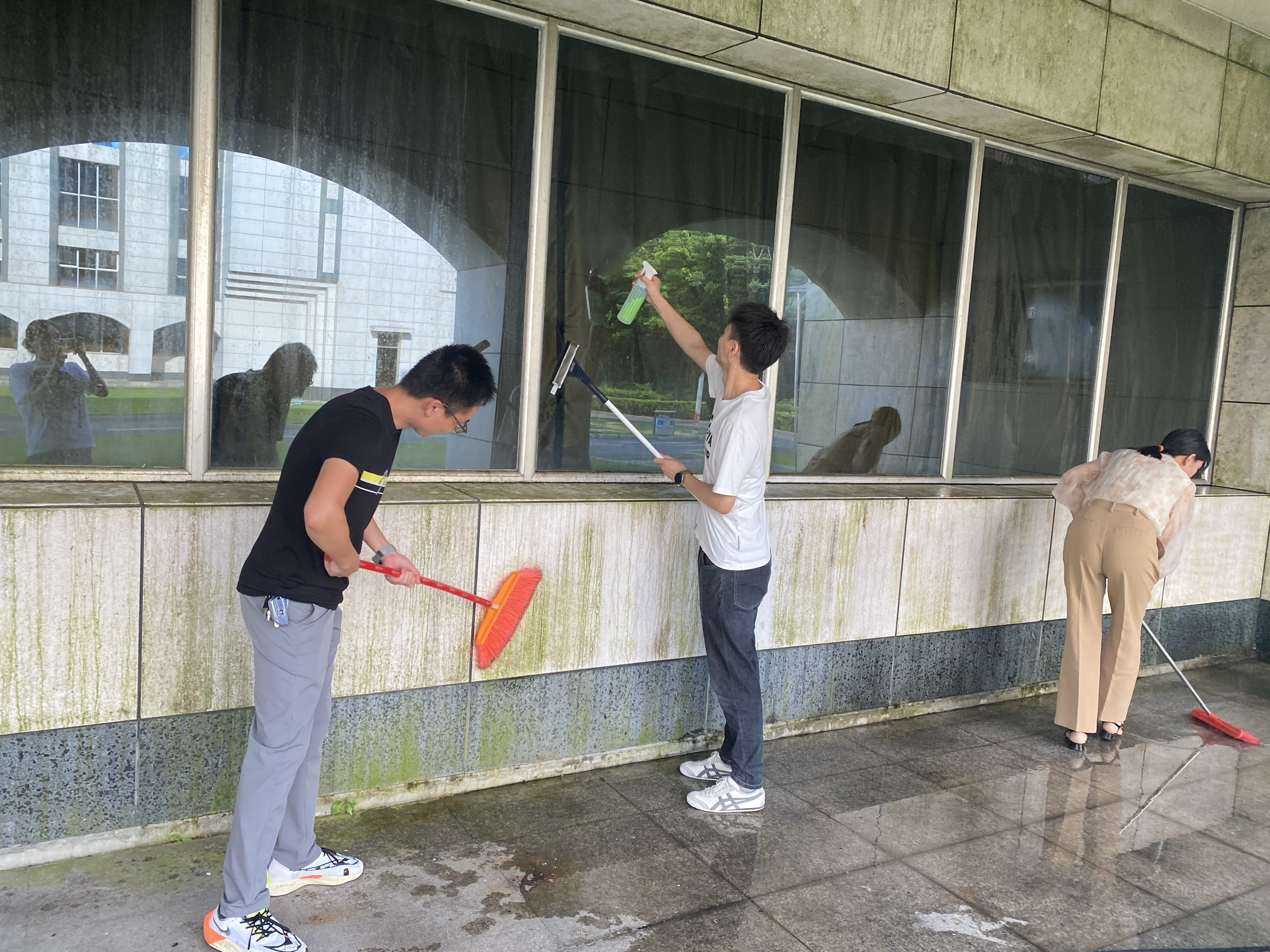 廠區(qū)是我家 整潔靠大家——廣州海瑞開展墻體保衛(wèi)清潔掃除道活動(dòng)